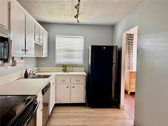 5th image of 304-2761 Taft St #304