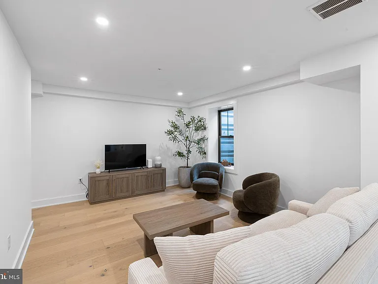 985 Henry Ave — Photo 4