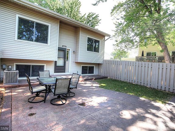 3rd image of 1515 N Innsbruck Dr NE