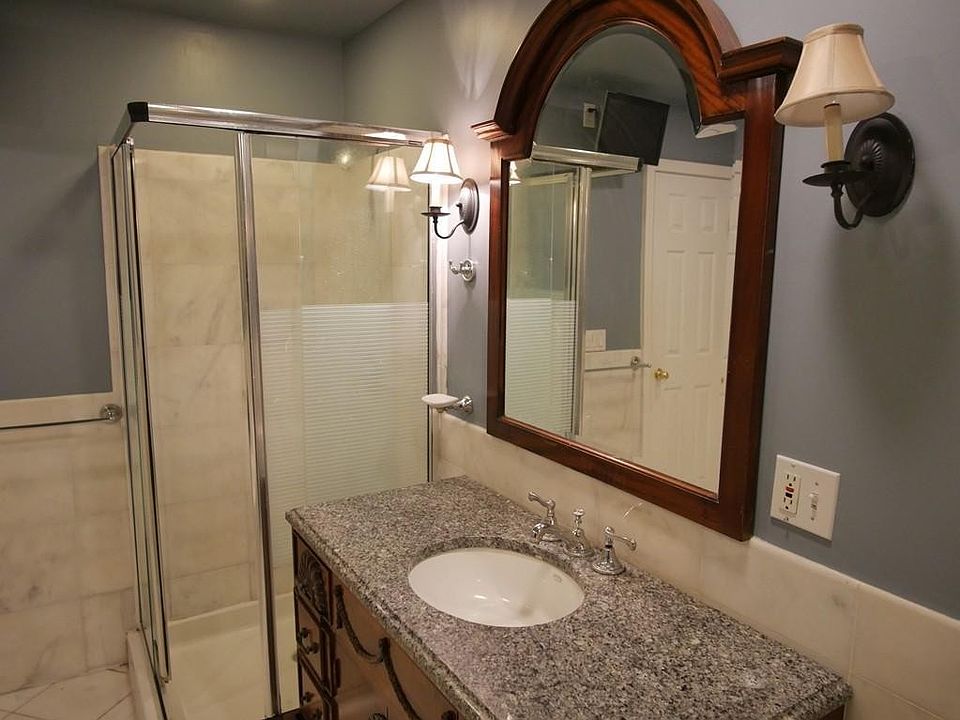 2nd image of 36 Warwick St #1