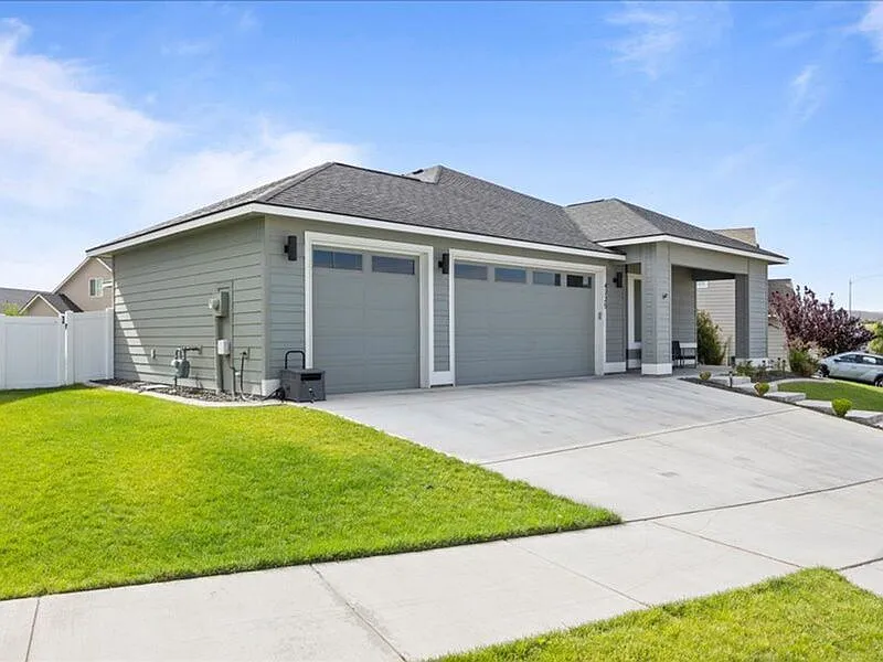 3 bed, 2.0 bath, 1667 sqft, $3,000 — Photo 1