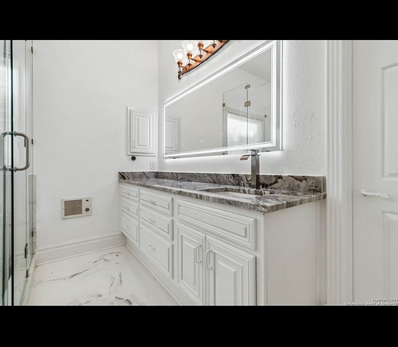 4 bed, 3.5 bath, 4871 sqft, $8,900 — Photo 4