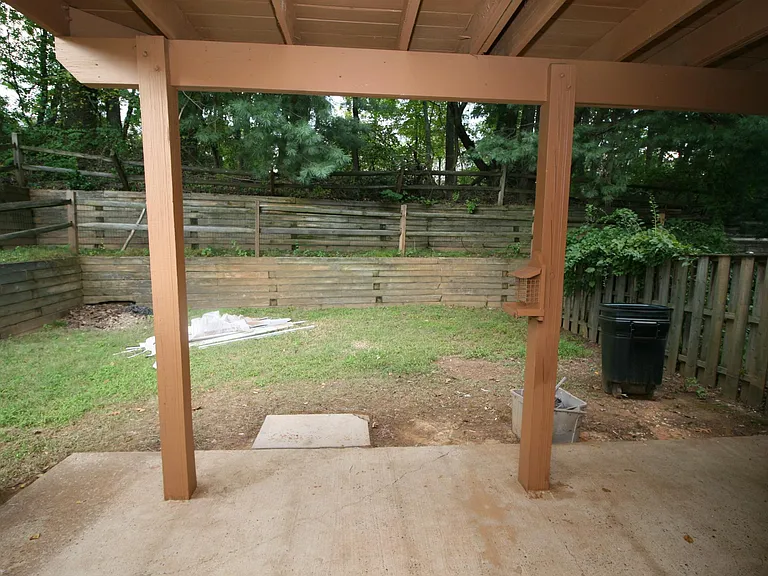 512 Suffield Dr — Photo 31
