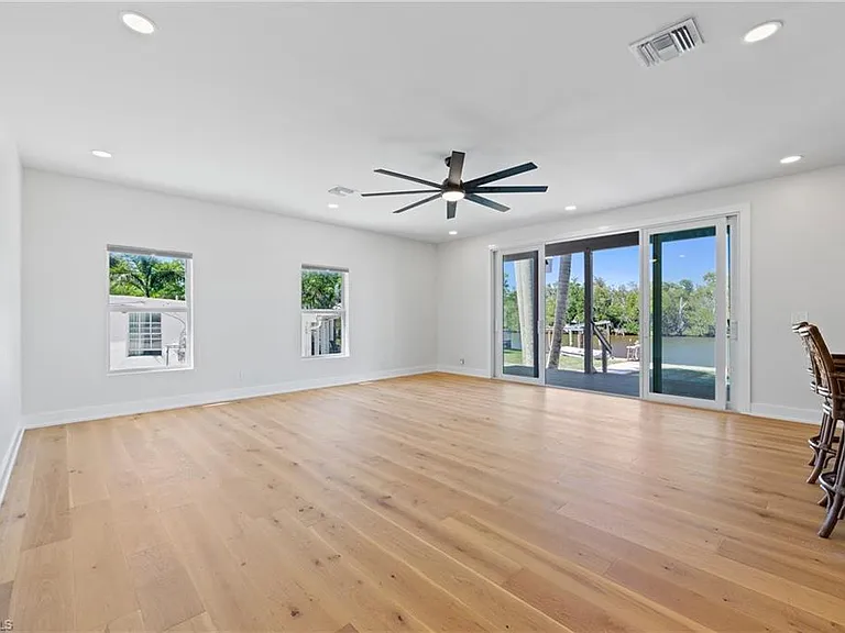 1836 Harbor Ln — Photo 29