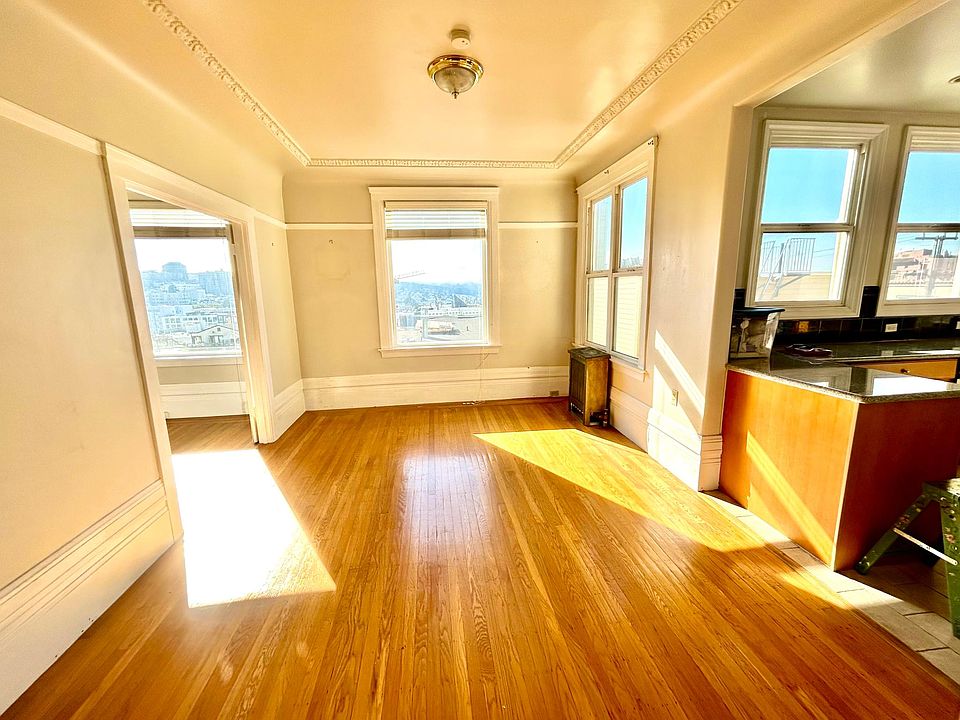 Sunny Dining Room
Open concept - kitchen on the right
Living Room on the left