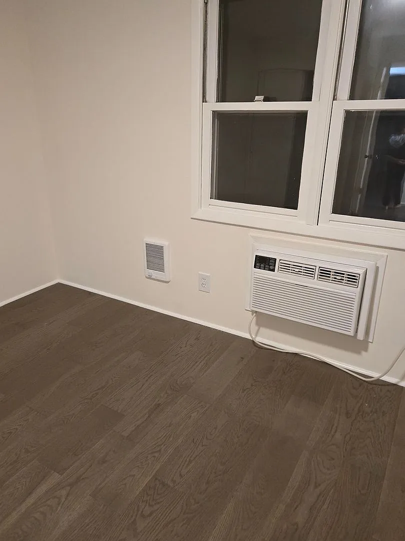 Charming 2BR Condo in Bethel — Photo 2