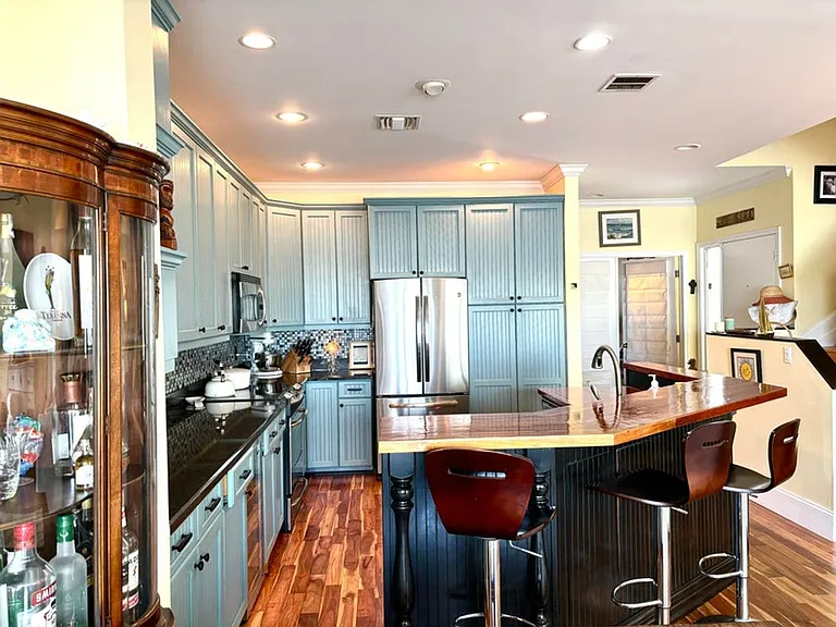 328 N Lake Dr — Photo 1