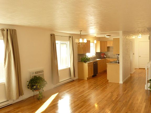 Livingroom, diningroom, kitchen