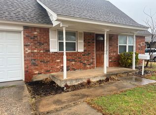 1049 W Main St, Moore, OK 73160