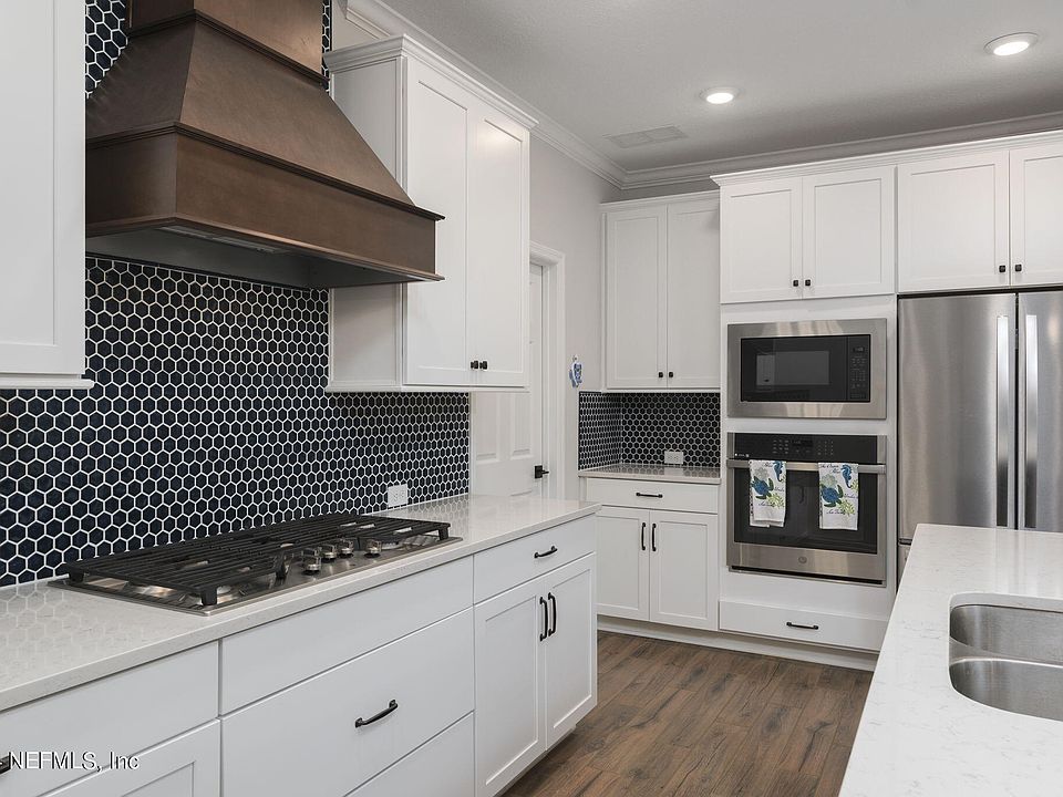 1st image of 24 CRESCENDO Avenue