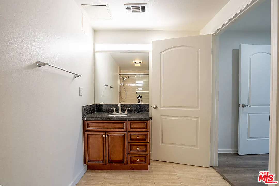 3 bed, 2.0 bath, 1340 sqft, $3,495 — Photo 4