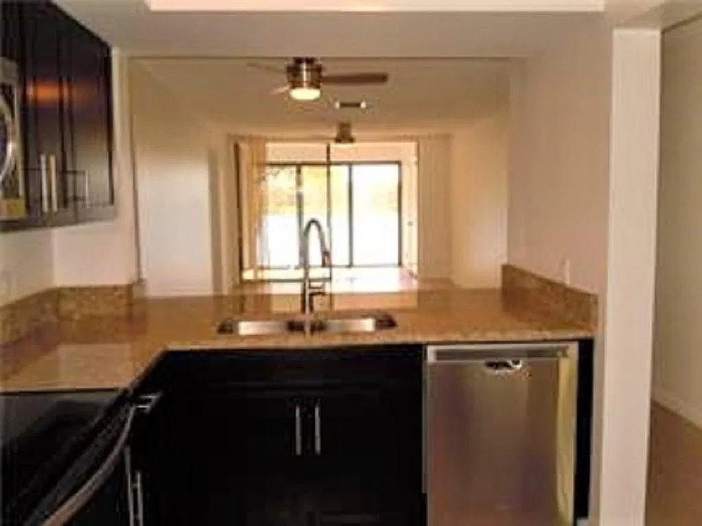 2 bed, 880 sqft, $2,050 — Photo 2
