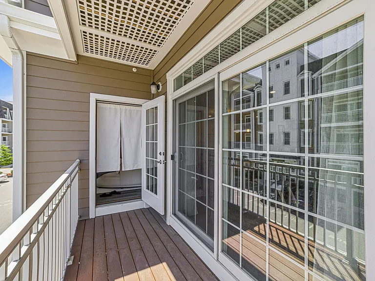 320 Middlesex Ave #D208 — Photo 37