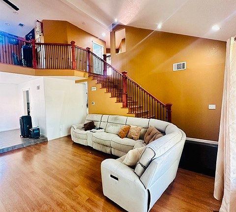 5th image of 1040 Marigold Ave