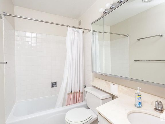 5th image of 3930 N Pine Grove Ave #1100