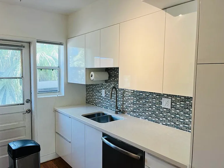 800 W 42nd St — Photo 15