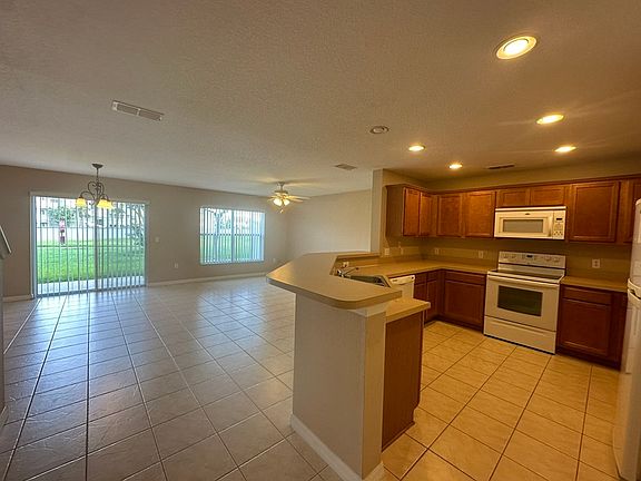 5th image of 2424 Hassonite St