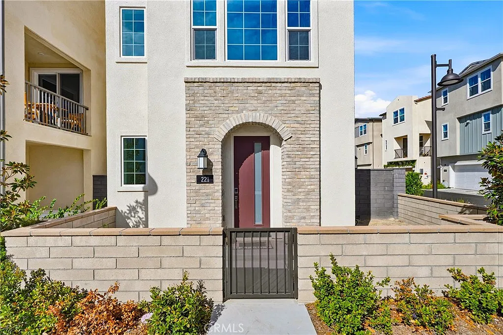 2 bed, 2.5 bath, 1439 sqft, $4,200 — Photo 1