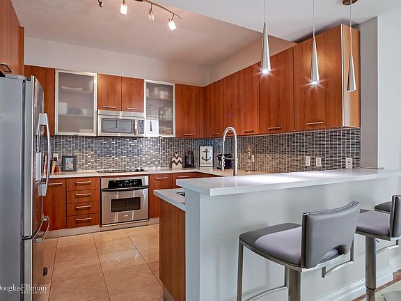 4th image of 9066 SW 73rd Ct #Penthouse 2504