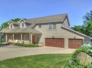 611 Cahoon Rd, Bay Village, OH 44140