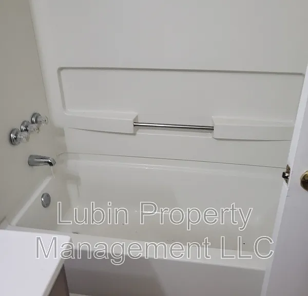 2527 Calvert Ave — Photo 5