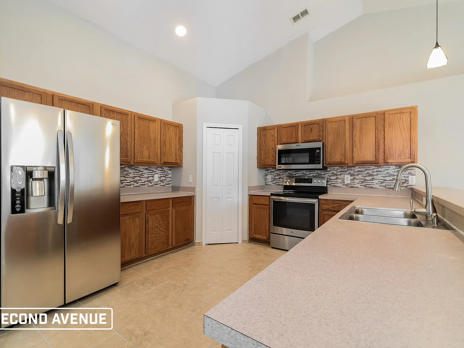 3 bed, 2.0 bath, 1799 sqft, $1,675 — Photo 3