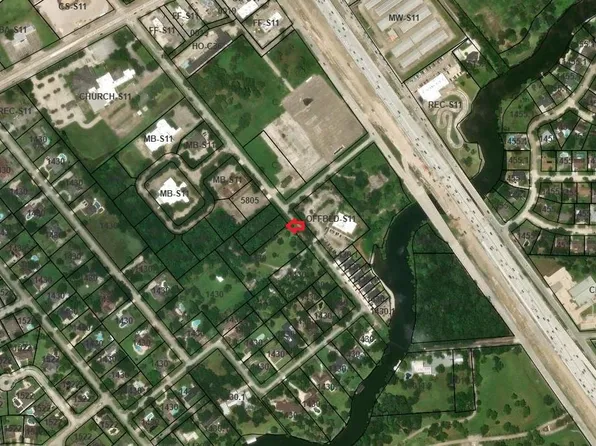 2 W Hughes Ln, Dickinson, TX 77539