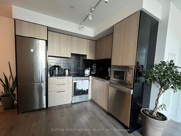 501 Yonge St #812 — Photo 2