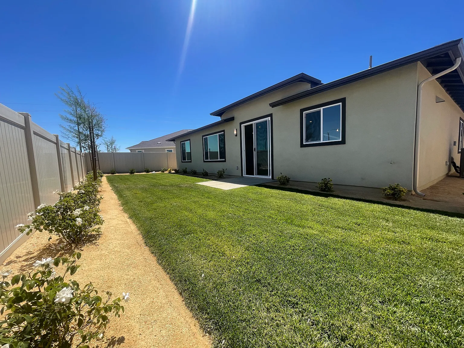 5 bed, 2313 sqft, $3,850 — Photo 2