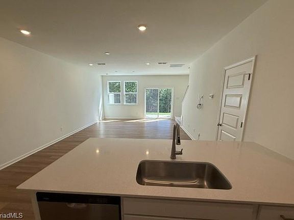 4th image of 198 Parker Ln