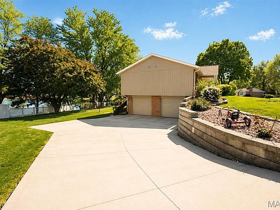 3rd image of 36 Acorn Lake Dr