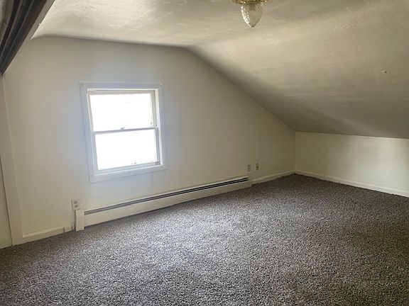 4th image of 724 Oak St APT 3