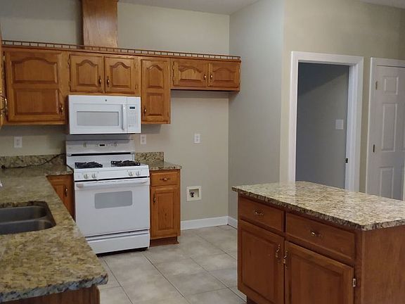 5th image of 2747 Surrey Park Dr