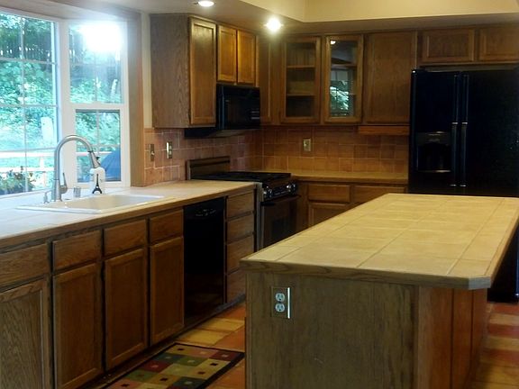Kitchen w/bay window