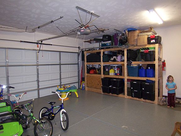 Garage w/shelves