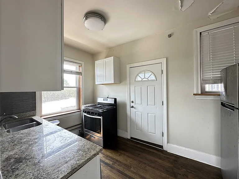 312 Lee St #4 — Photo 6