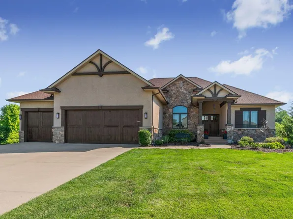 8933 Valley Pkwy, Johnston, IA 50131