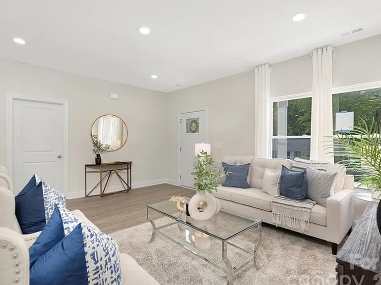 208 Graham St — Photo 2