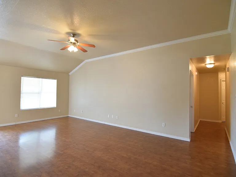 2107 Miller St — Photo 7