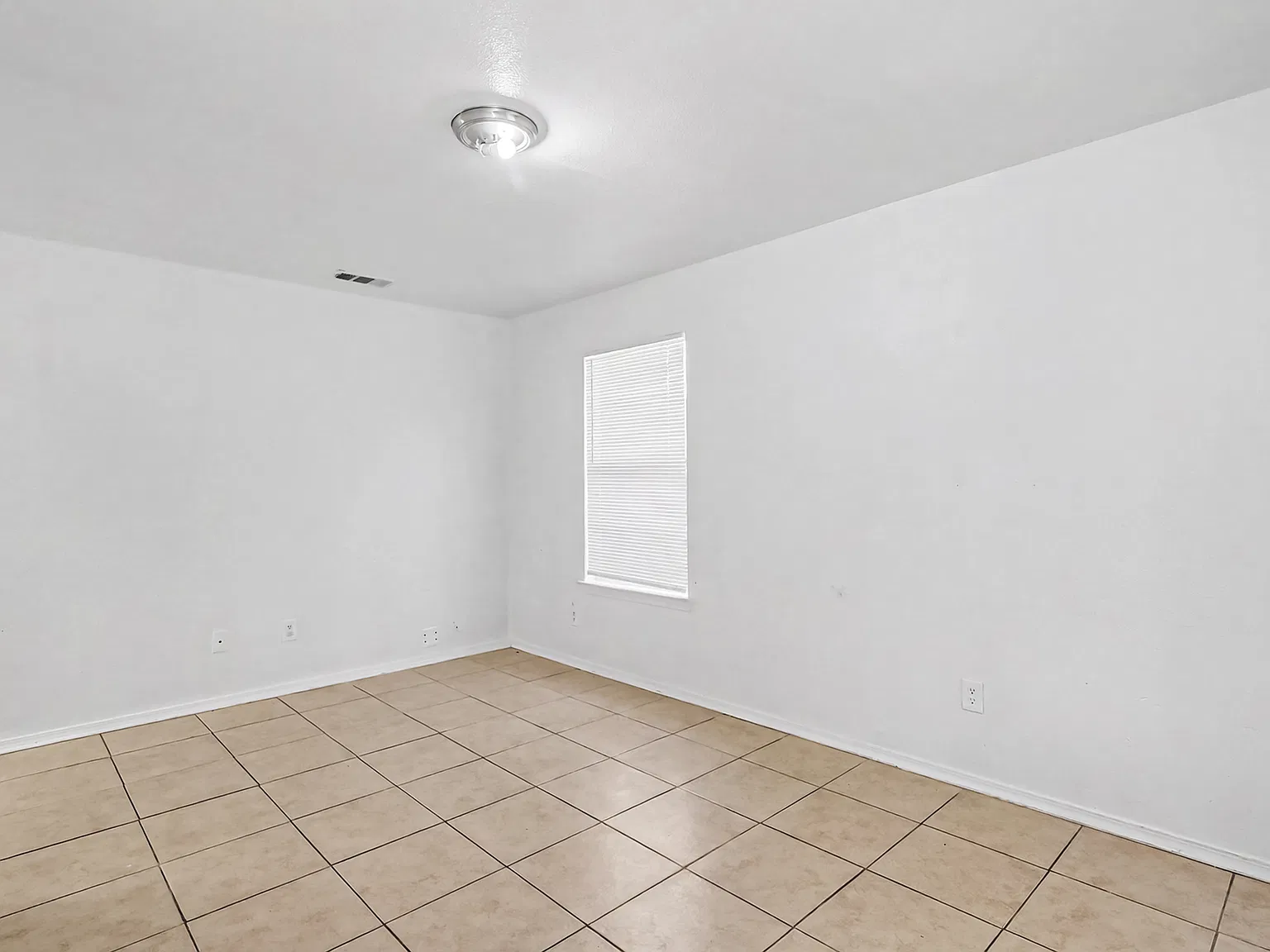 3 bed, 1.5 bath, 1250 sqft, $1,195 — Photo 4