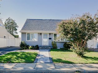 60 Vincent Rd, Hicksville, NY 11801