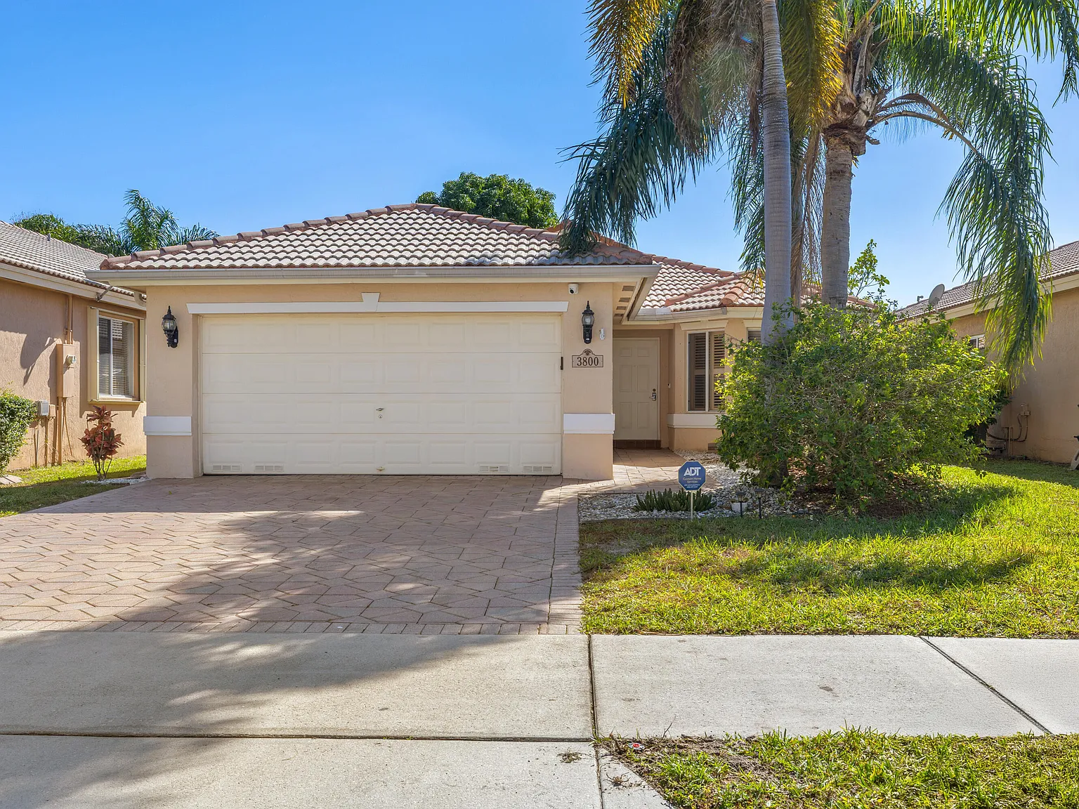 3 bed, 2.0 bath, 1437 sqft, $3,200 — Photo 2