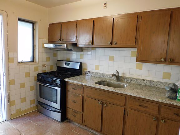 5th image of 2854 W Glenlake Ave