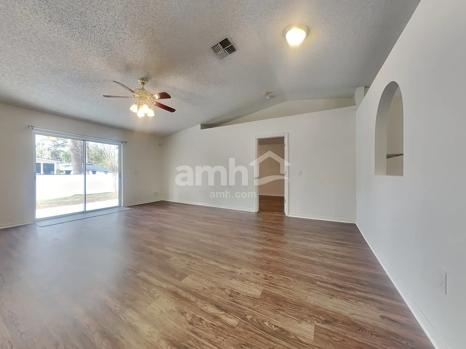 3 bed, 2.0 bath, 1264 sqft, $1,810 — Photo 3