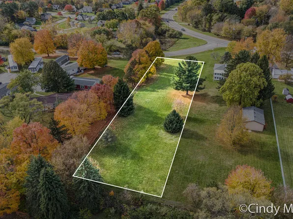 7070 Pine Island Dr NE, Comstock Park, MI 49321