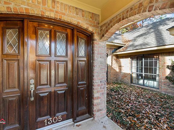 3rd image of 1305 Wisteria Ln