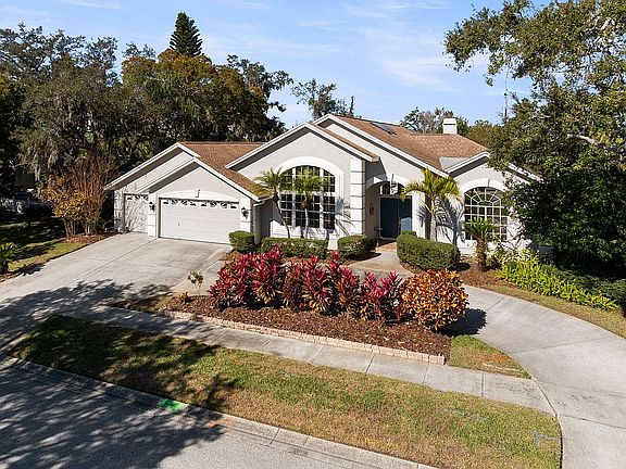 2nd image of 979 Ridgewood Ter