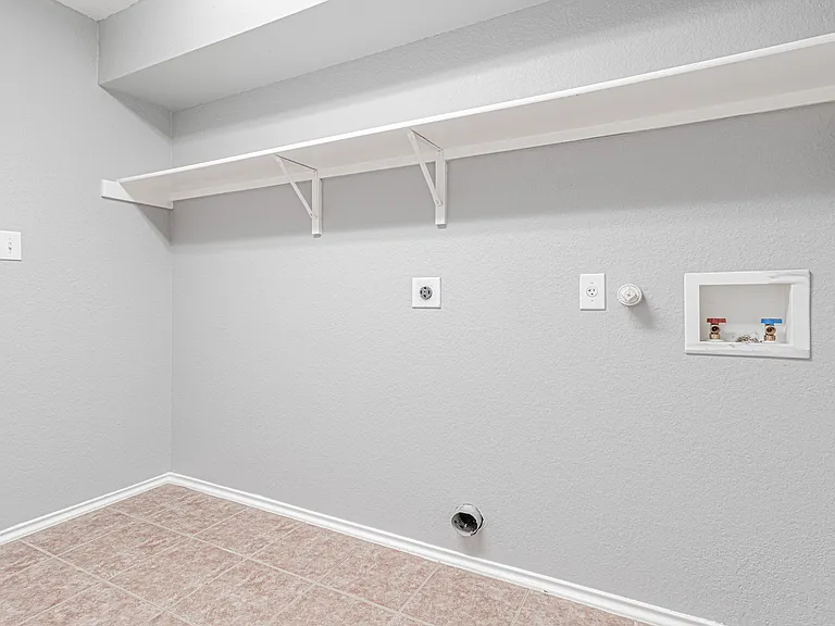 326 Diana Dr — Photo 35