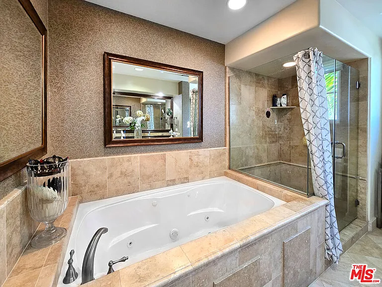 10795 Wilshire Blvd #304 — Photo 31