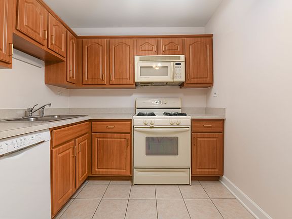 3rd image of 945 E Kenilworth Ave Unit 410